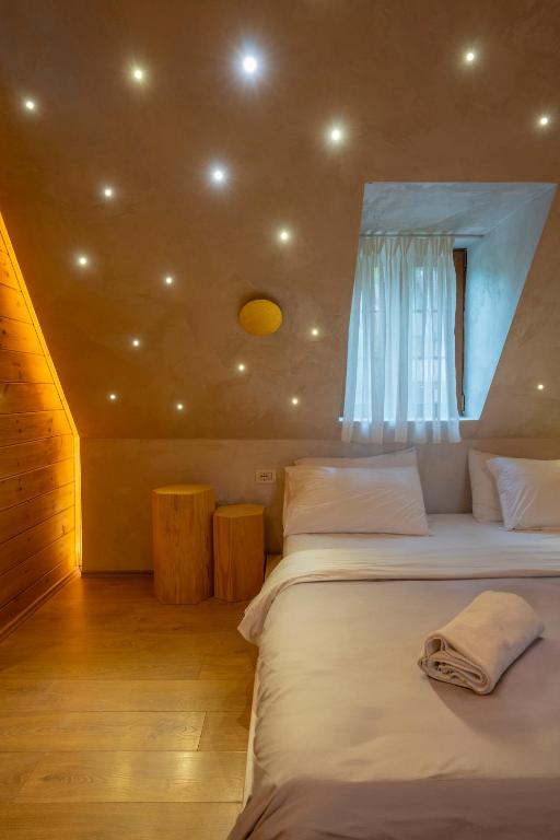Restorant & Hotel Alpet Theth, Theth: dizajn interieri nga Claud Architects, foto 11