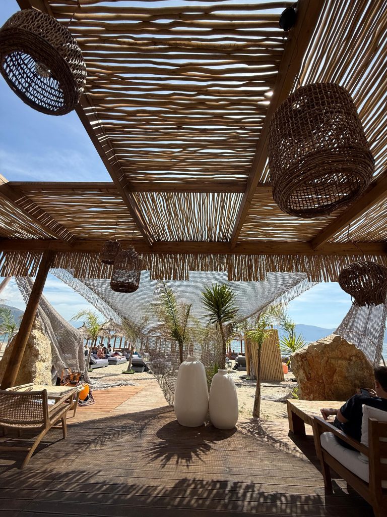Sea & Salt, Vlorë: dizajn interieri nga Claud Architects, foto 8